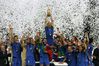 Italia_-_Francia_2-0_MONDIALI_2006_-_CANNAVARO_ALZA_LA_COPPA_by_PiE81-_12.jpg