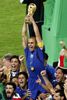 Italia_-_Francia_2-0_MONDIALI_2006_-_CANNAVARO_ALZA_LA_COPPA_by_PiE81-_18.jpg