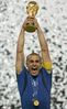 Italia_-_Francia_2-0_MONDIALI_2006_-_CANNAVARO_ALZA_LA_COPPA_by_PiE81-_21.jpg