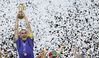 Italia_-_Francia_2-0_MONDIALI_2006_-_CANNAVARO_ALZA_LA_COPPA_by_PiE81-_26.jpg