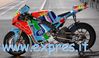 Nome del file=(Moto_Gp_2007)_Team_Yamaha_FIAT_(Valentino_Rossi)_Moto_Colori_Assen_01.jpg
Dimensione del file=30KiB
Dimensioni=400x235
Aggiunta il=Mag 30, 2009 (Moto_Gp_2007)_Team_Yamaha_FIAT_(Valentino_Rossi)_Moto_Colori_Assen_01.jpg